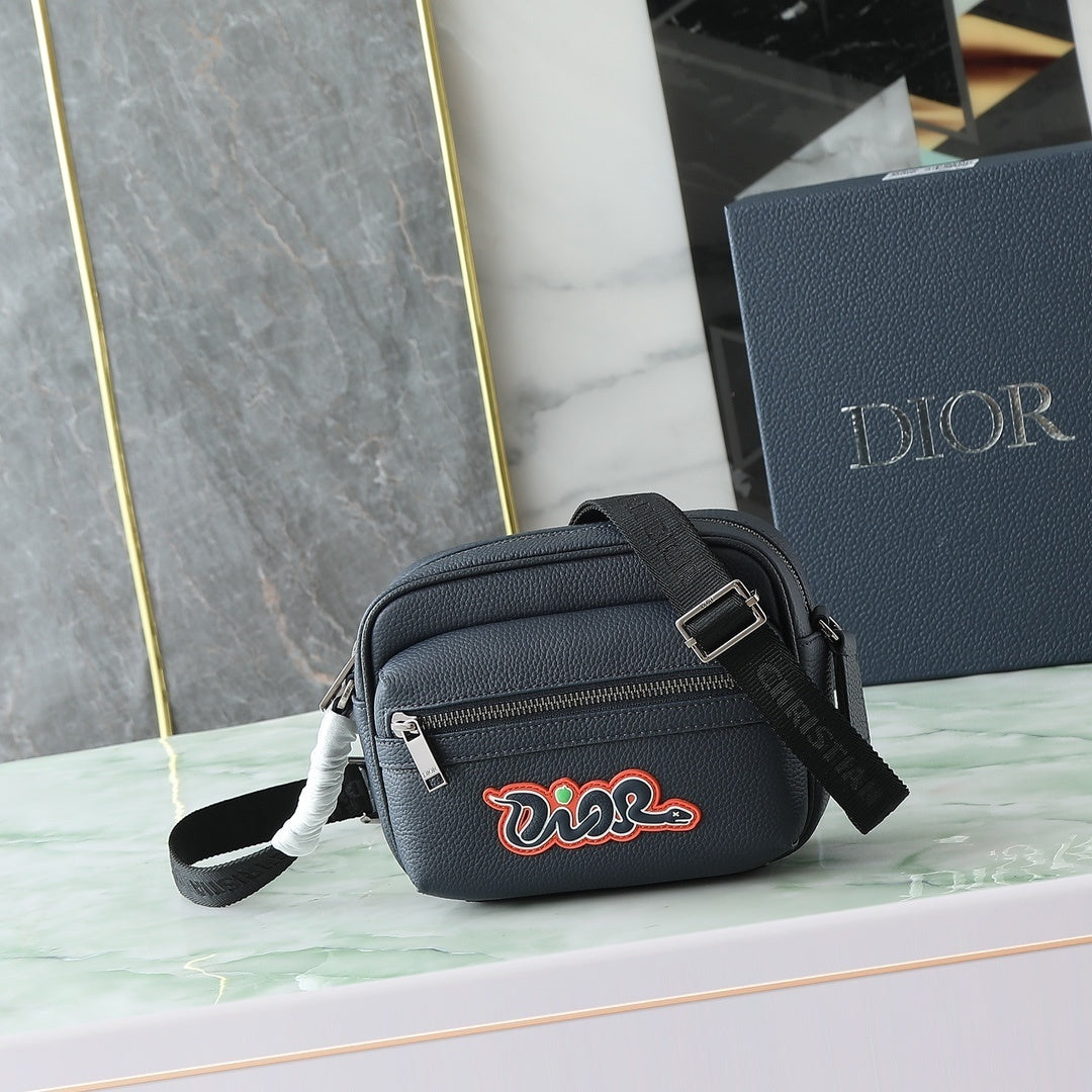 Pochete Dior x KAWS Mini Rider 2.0 Zipped Messenger Bag  18.5x13.5x7cm