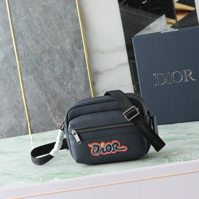 Pochete Dior x KAWS Mini Rider 2.0 Zipped Messenger Bag  18.5x13.5x7cm