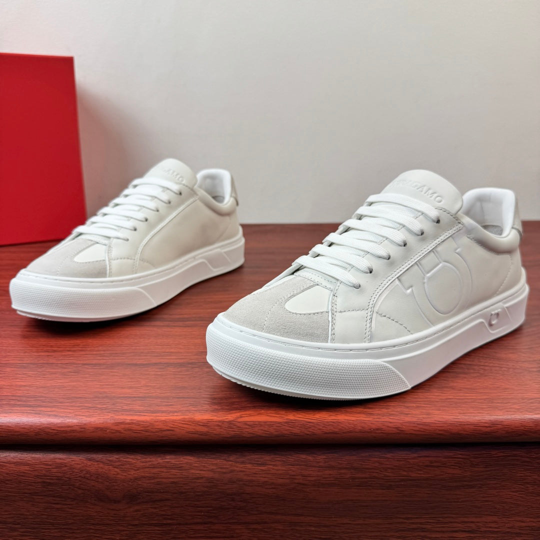 Tênis Ferragamo Gancini com detalhe em camurça Branco