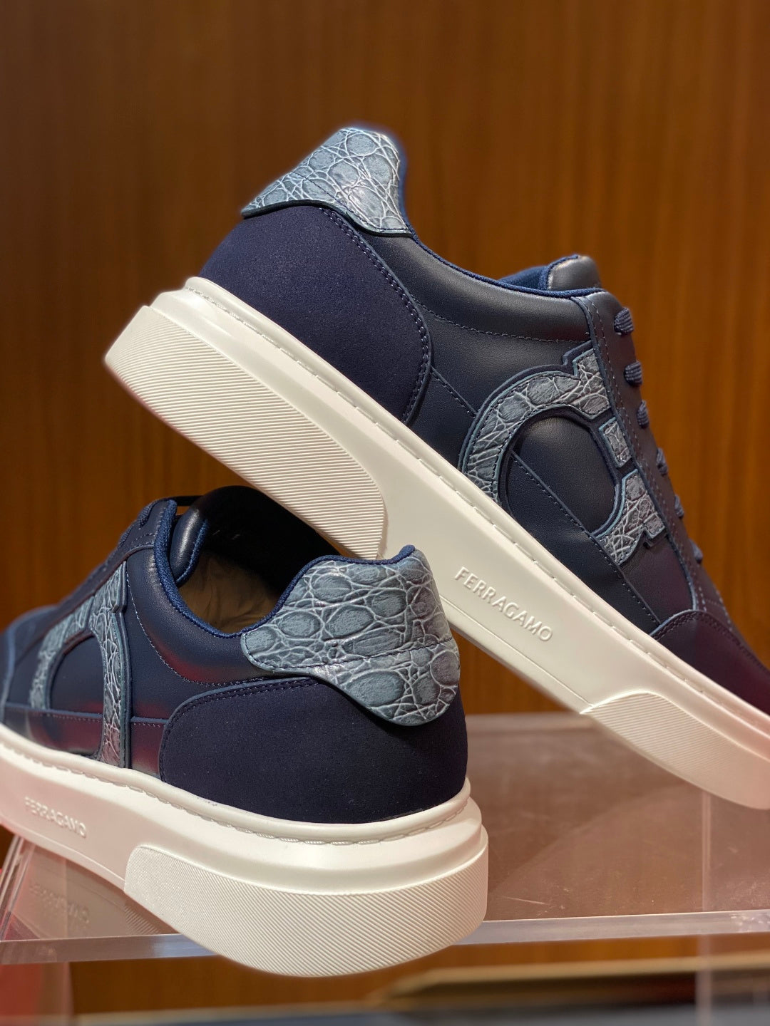 Tênis Ferragamo Gancini em couro Azul com detalhes em croco