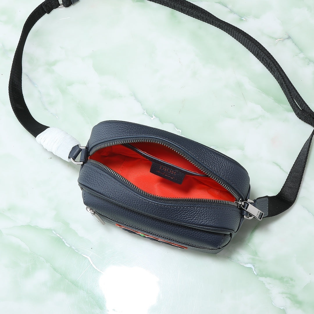 Pochete Dior x KAWS Mini Rider 2.0 Zipped Messenger Bag  18.5x13.5x7cm