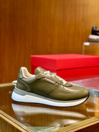 Tênis Ferragamo Gancini cano baixo couro verde