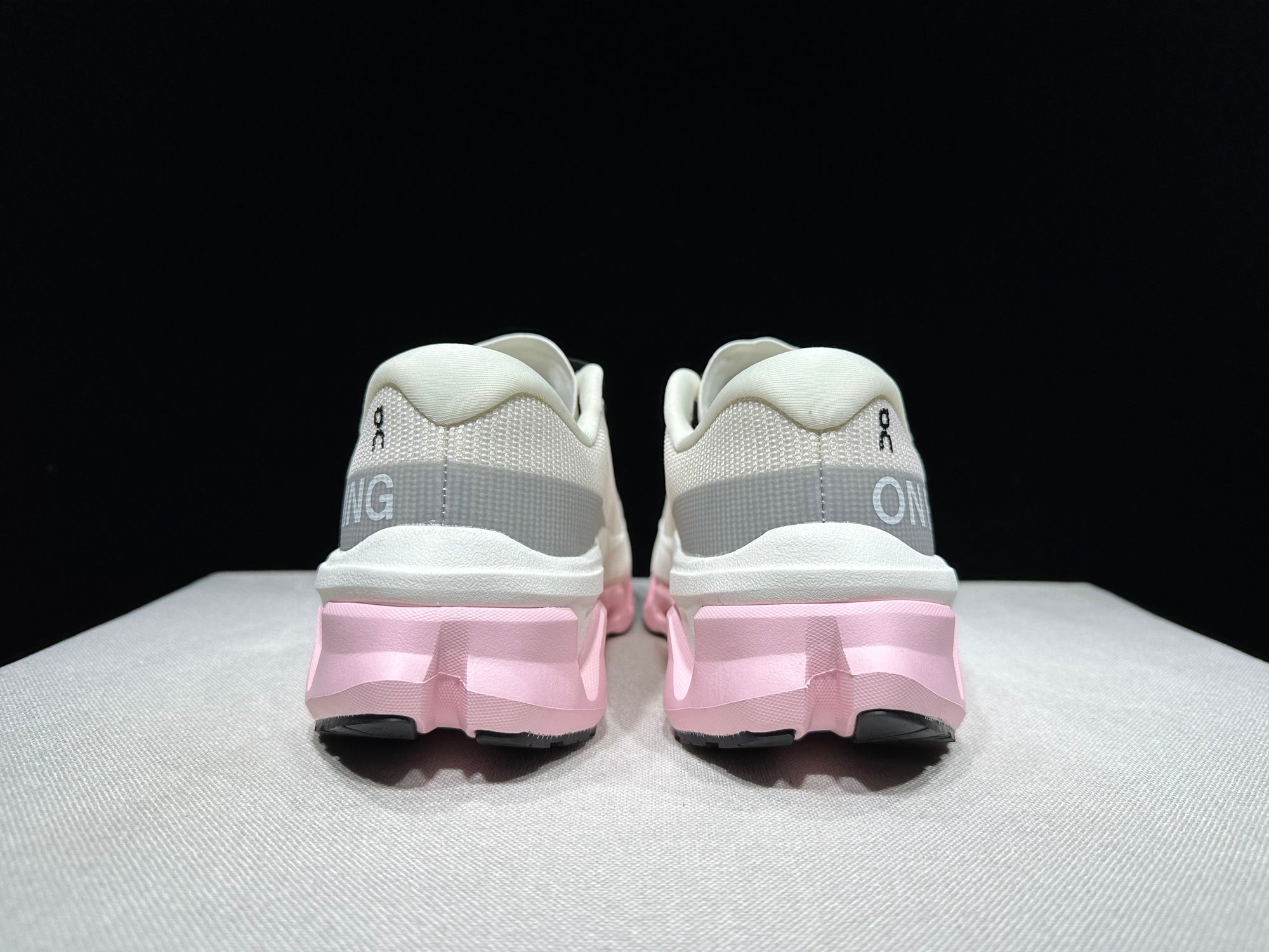Tênis On Cloudmonster Hyper 3 rosa/branco