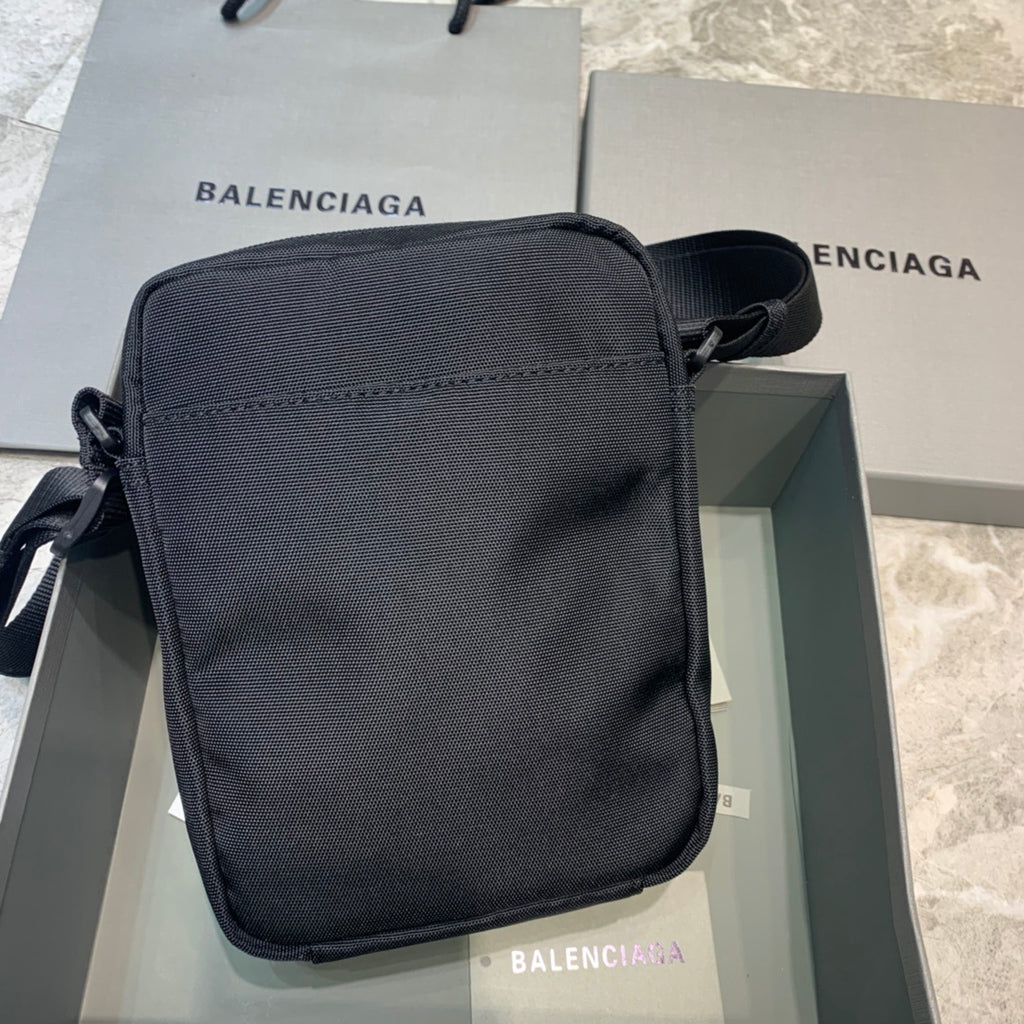 Balenciaga Logo-Print Messenger Bag Preto 16x6x22cm