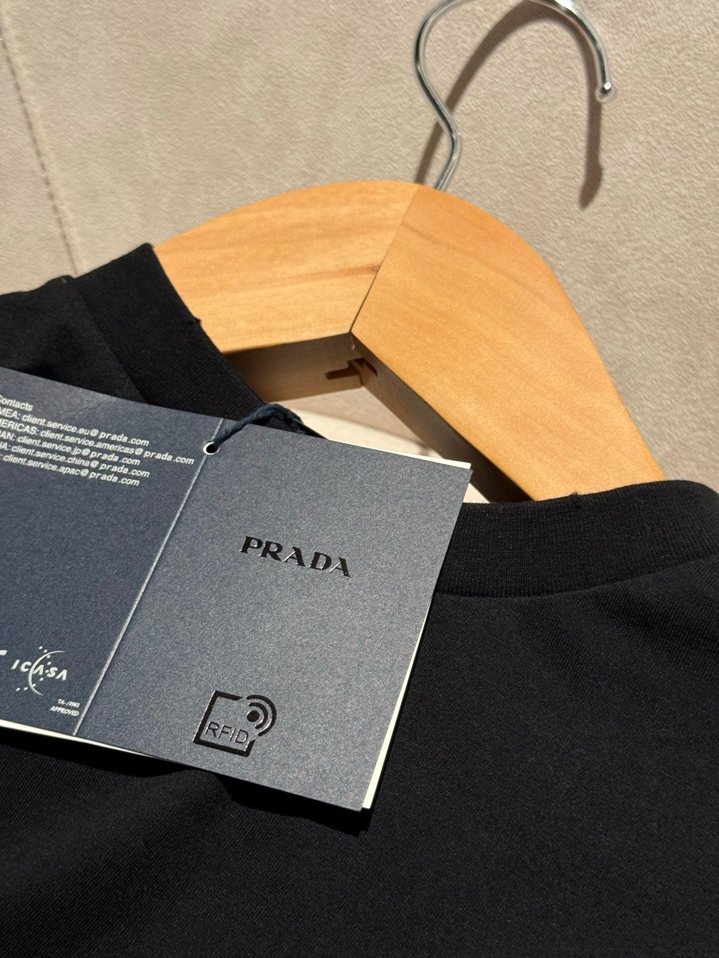 Camisa Prada em algodão com logo triangular preta