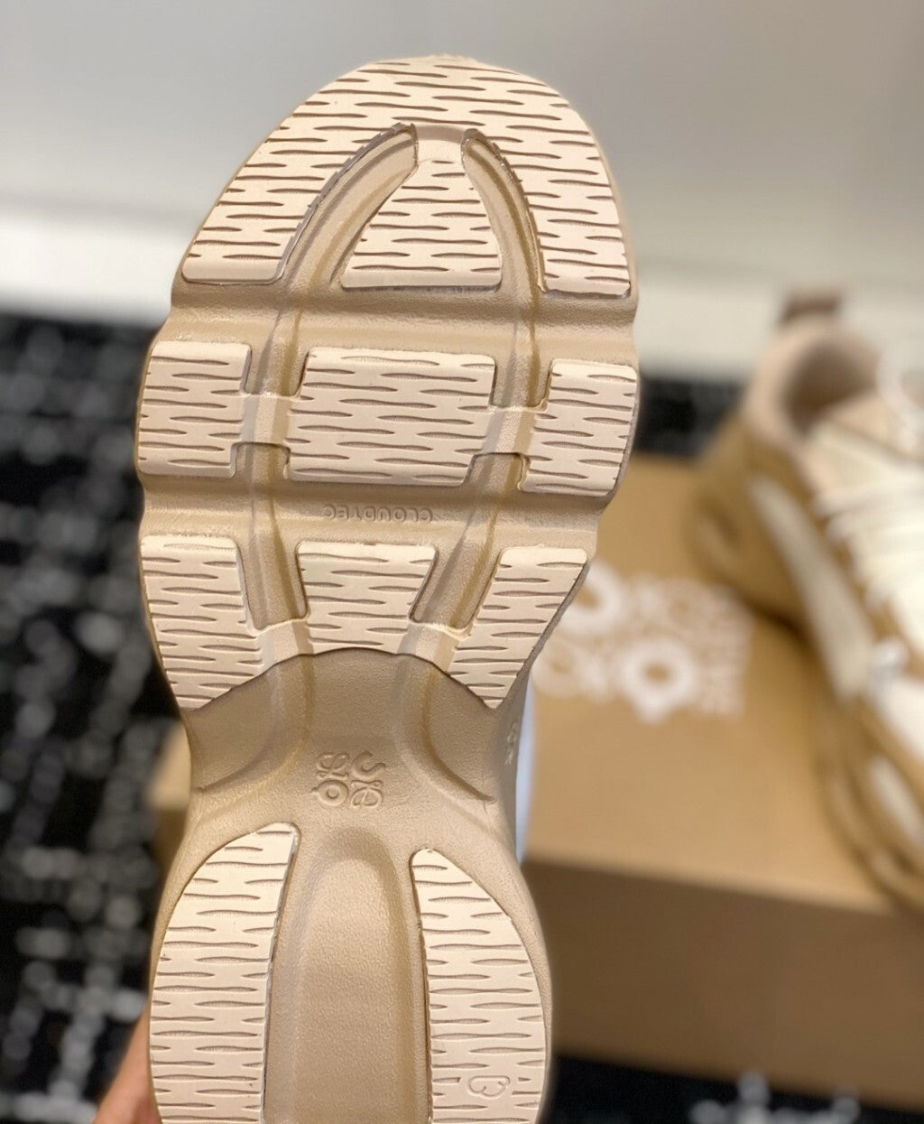 Tênis On Cloudsolo x LOEWE Bege