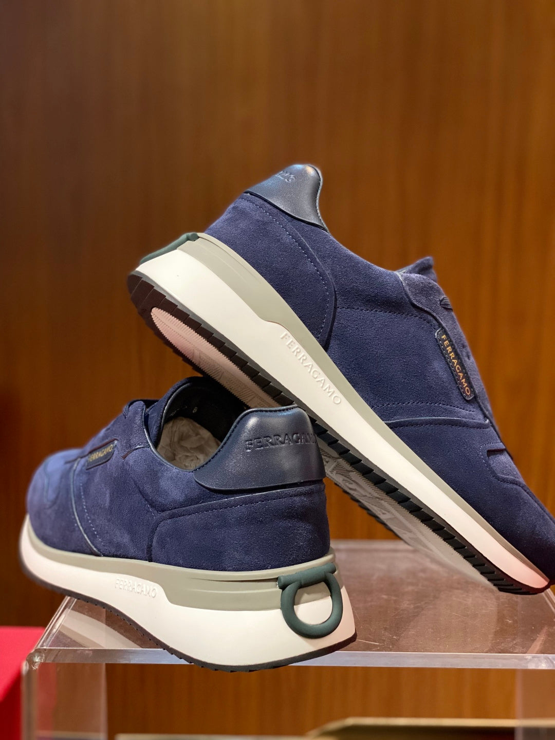 Tênis Ferragamo Gancini cano baixo em camurça Azul