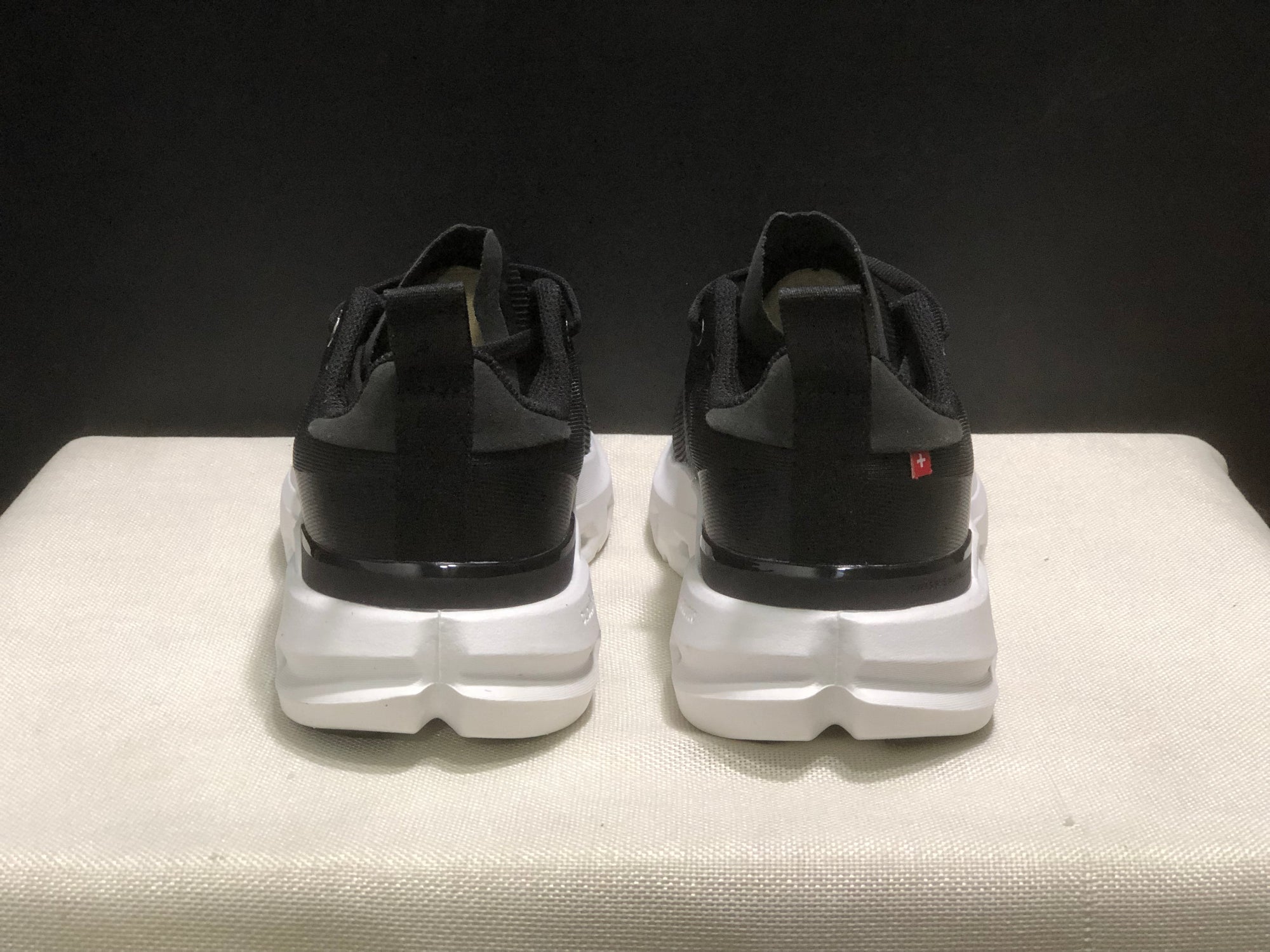 Tênis On Cloudpulse Next preto/branco