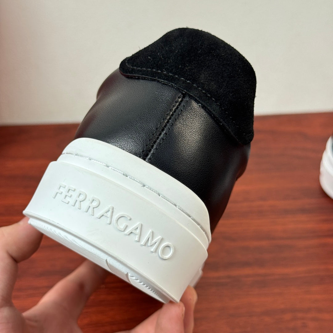 Tênis Ferragamo Gancini com detalhe em camurça Preto