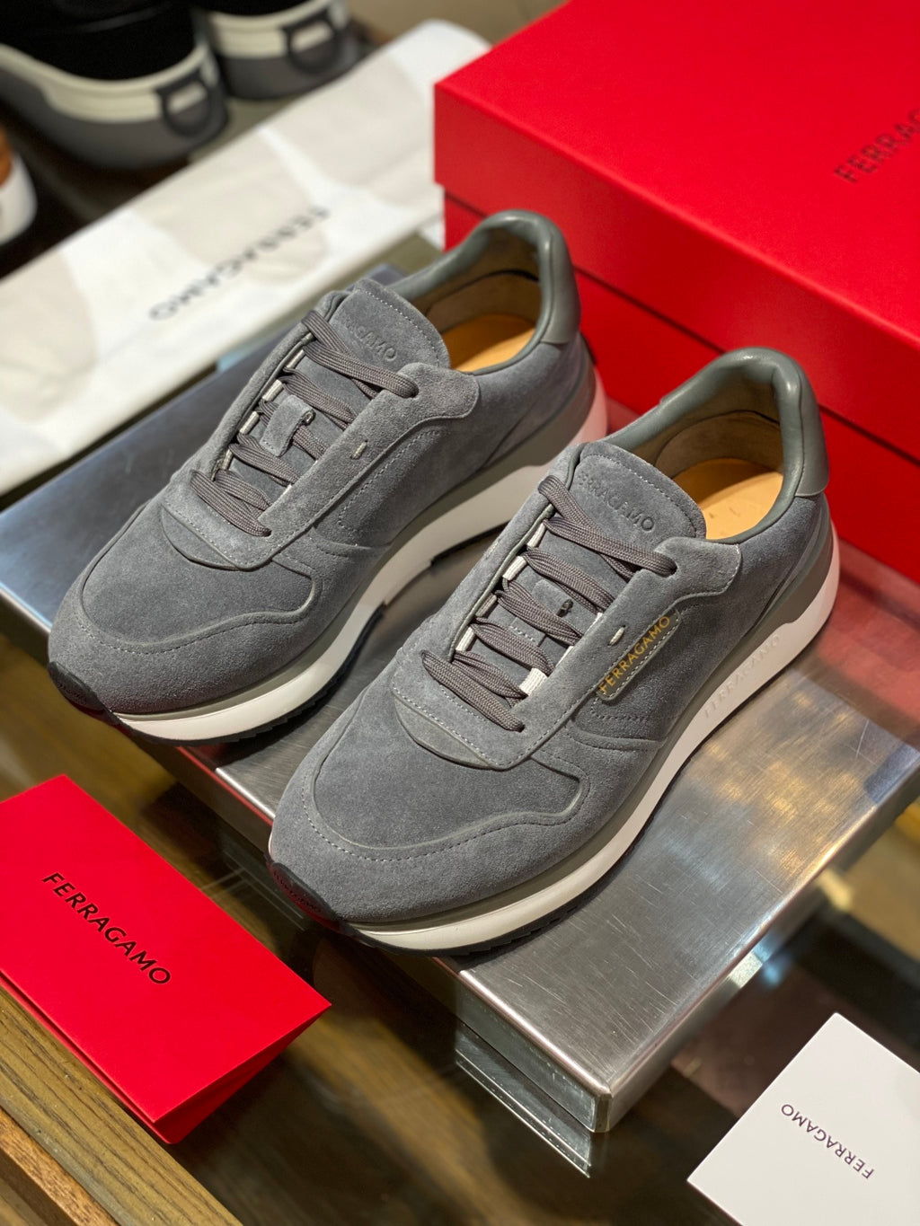 Tênis Ferragamo Gancini cano baixo em camurça Cinza