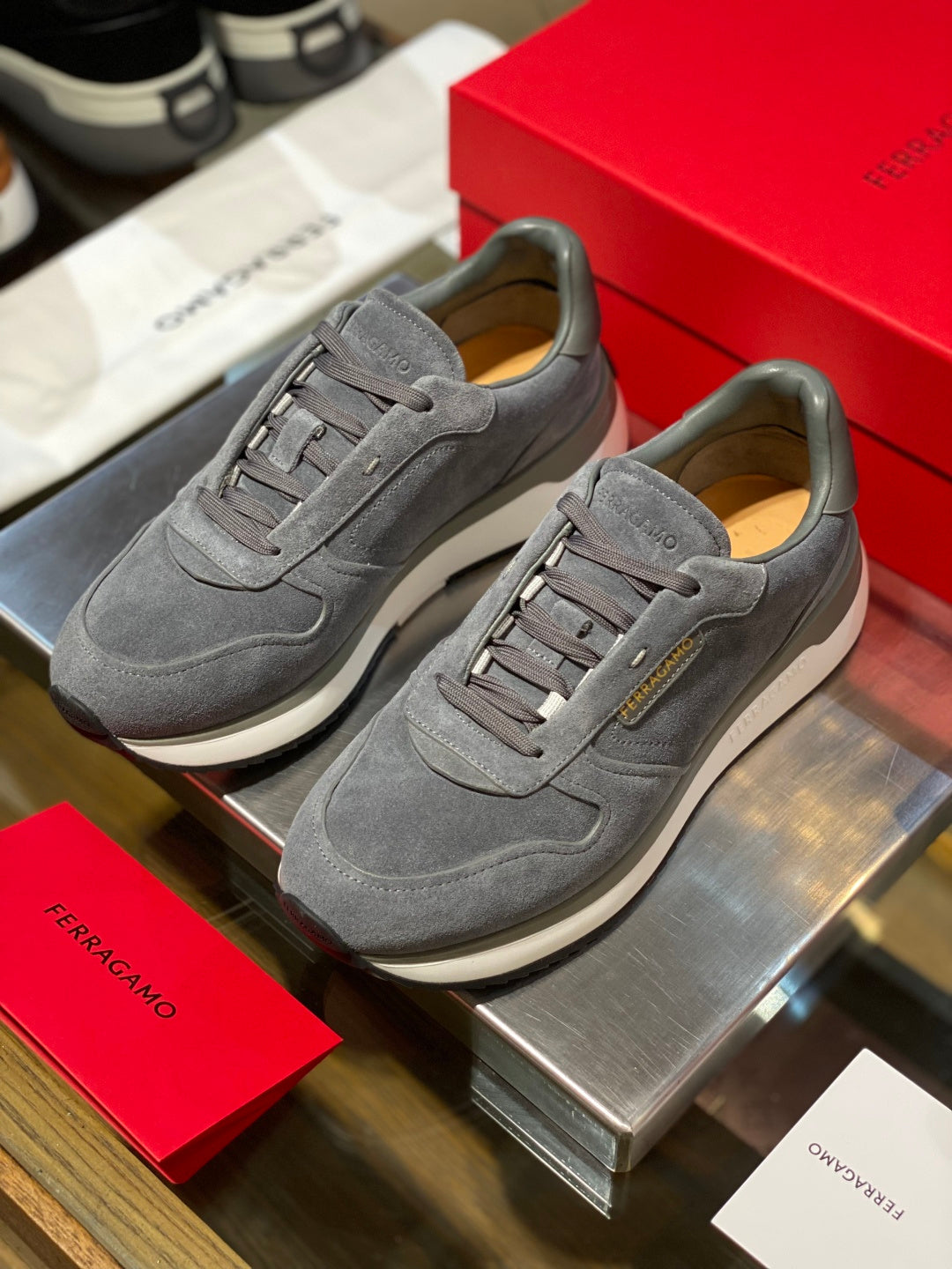 Tênis Ferragamo Gancini cano baixo em camurça Cinza