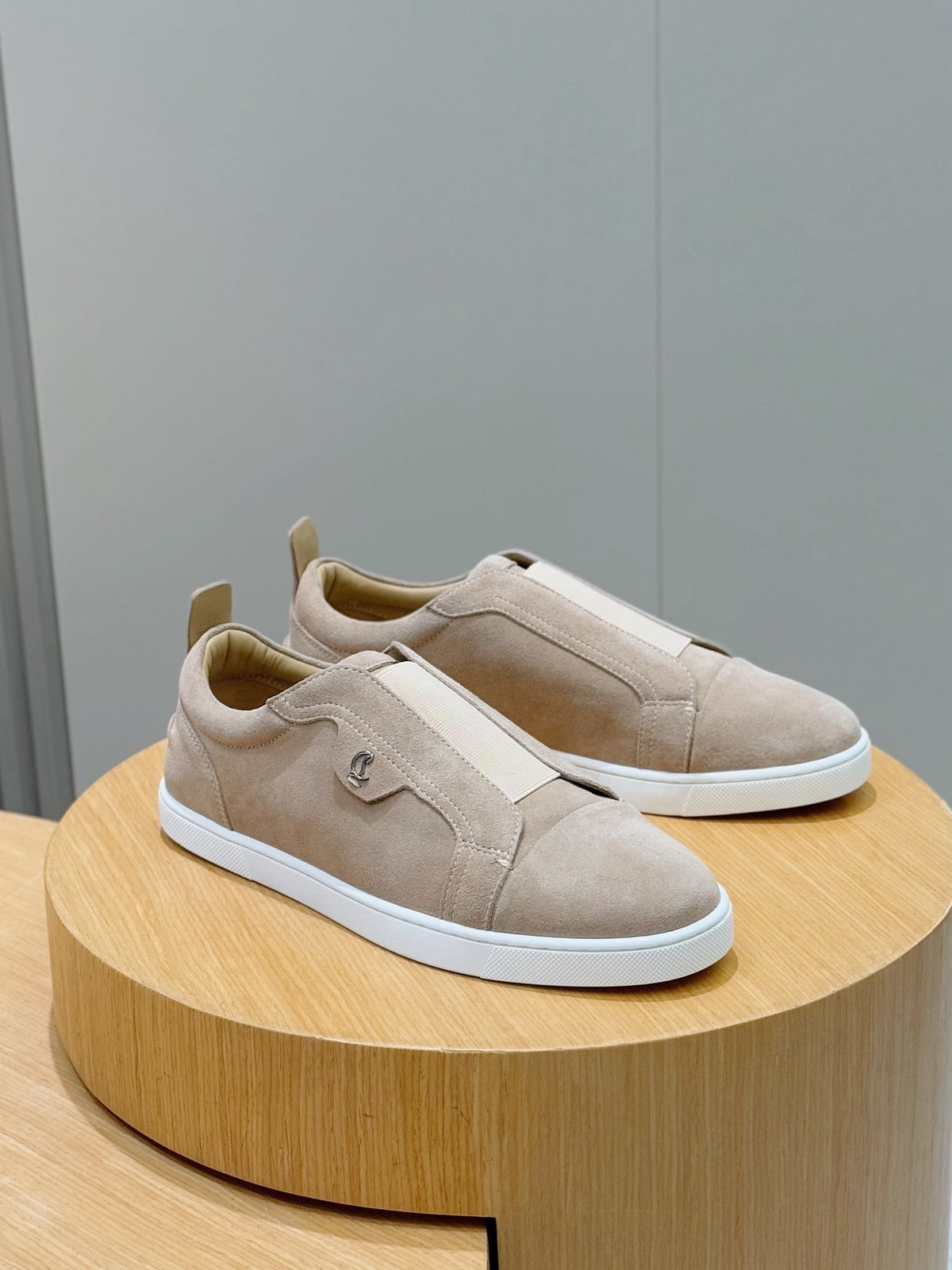 C. Louboutin Tênis Slip on de camurça bege