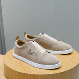 C. Louboutin Tênis Slip on de camurça bege