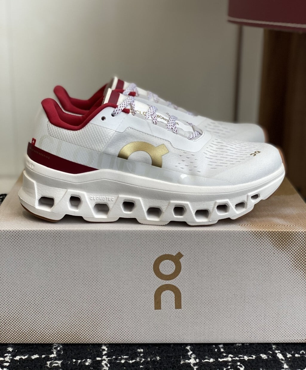 Tênis On Running Cloudmonster Branco/Dourado
