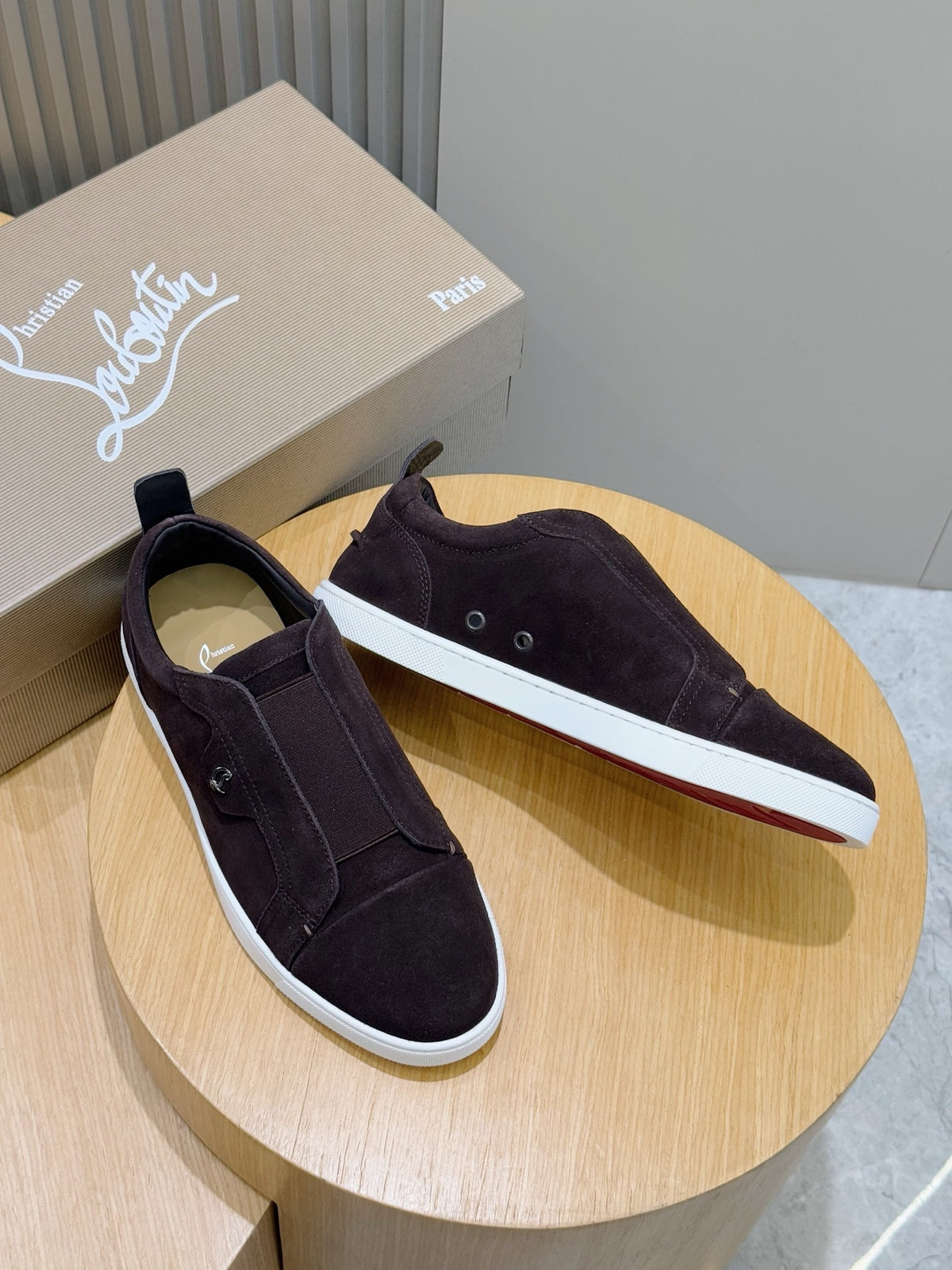 C. Louboutin Tênis Slip on de camurça marrom