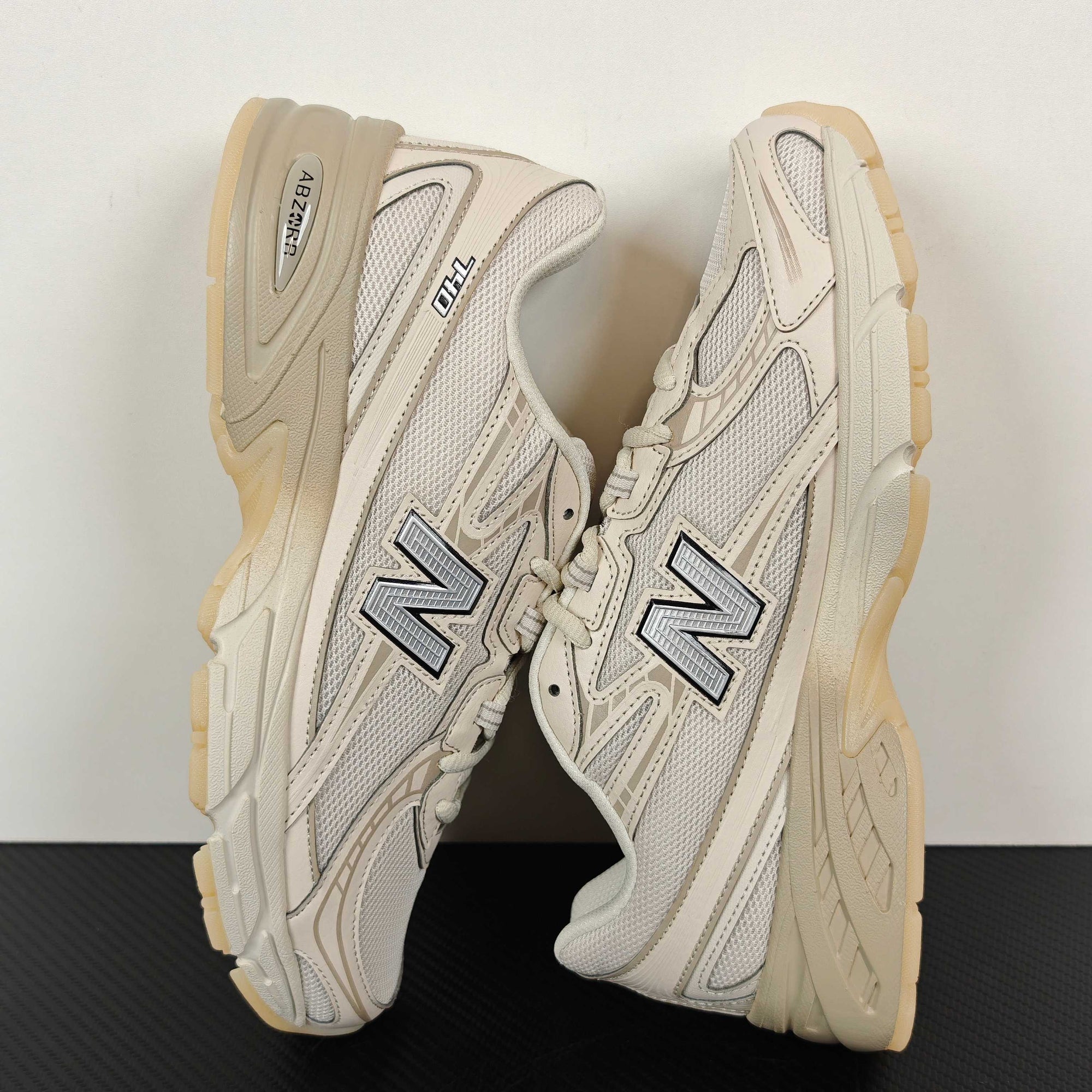 Tênis New Balance NB 740 bege