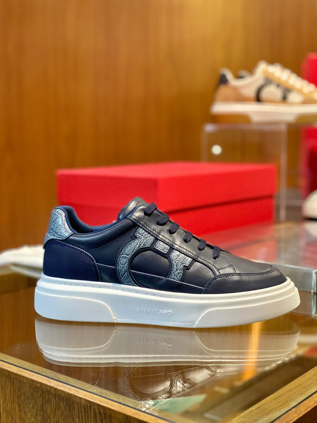 Tênis Ferragamo Gancini em couro Azul com detalhes em croco