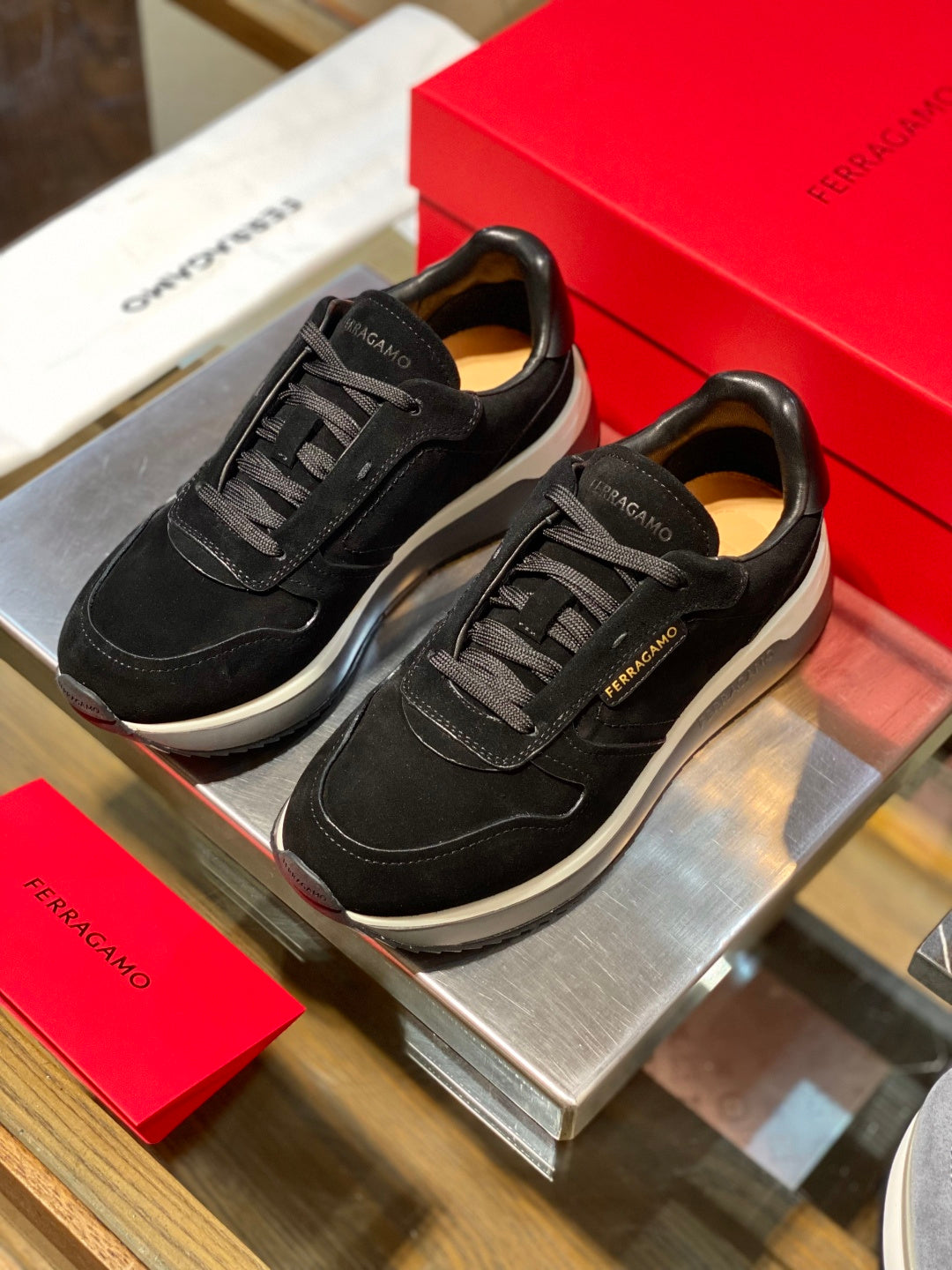 Tênis Ferragamo Gancini cano baixo em camurça Preto