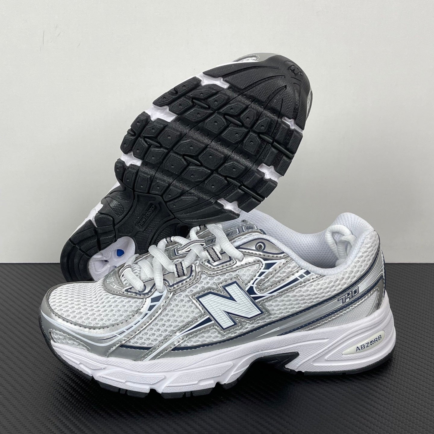 Tênis New Balance NB 740 prata