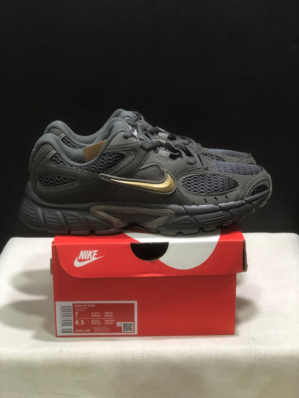 Nike V5 RNR preto/dourado