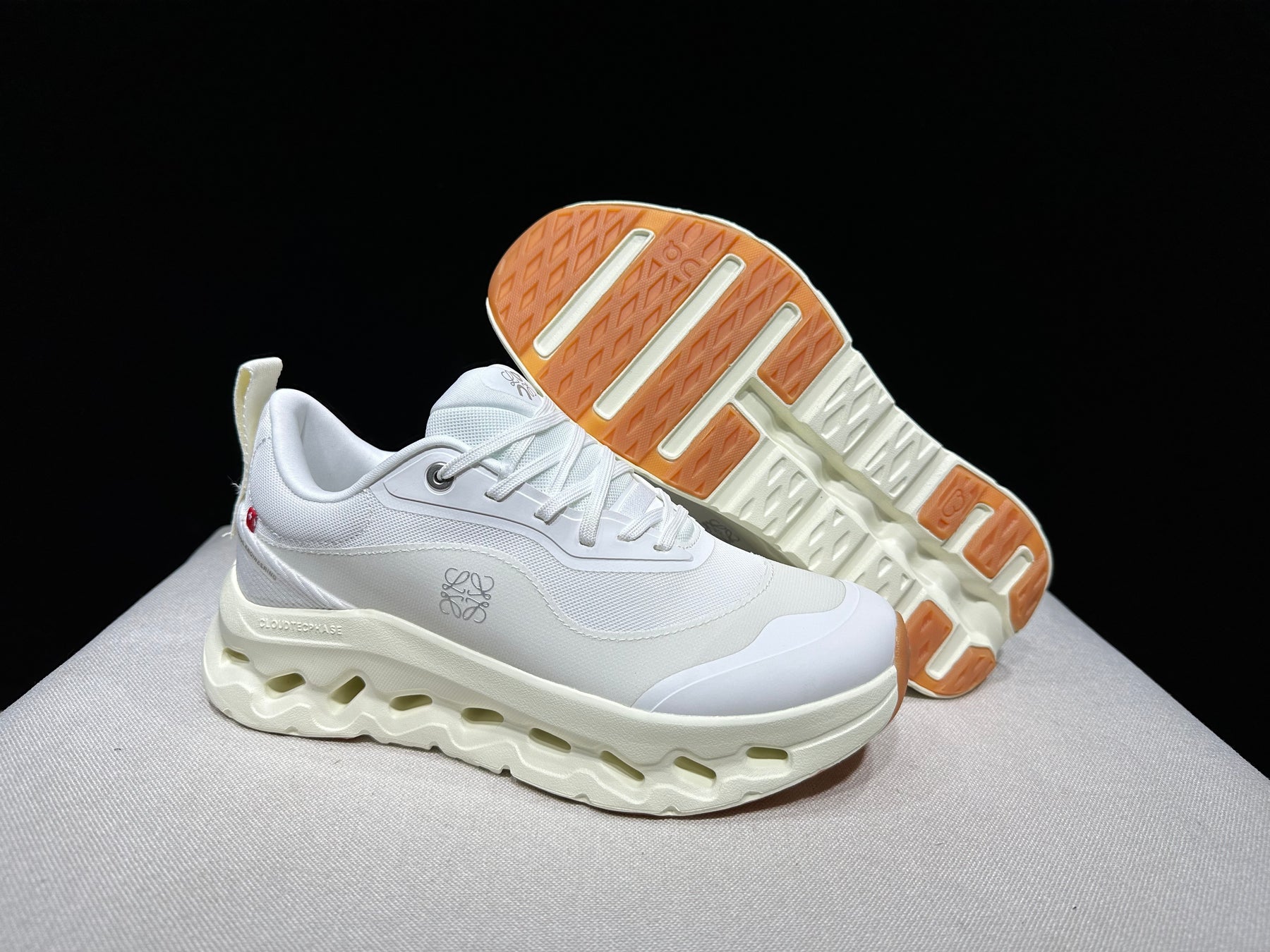 Tênis On Cloudtilt x LOEWE branco/bege