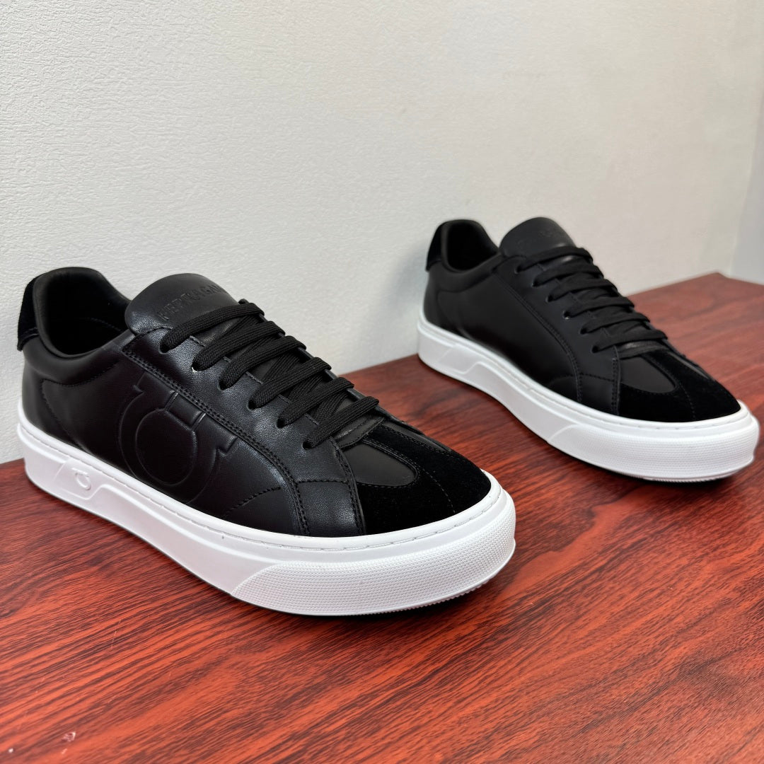 Tênis Ferragamo Gancini com detalhe em camurça Preto