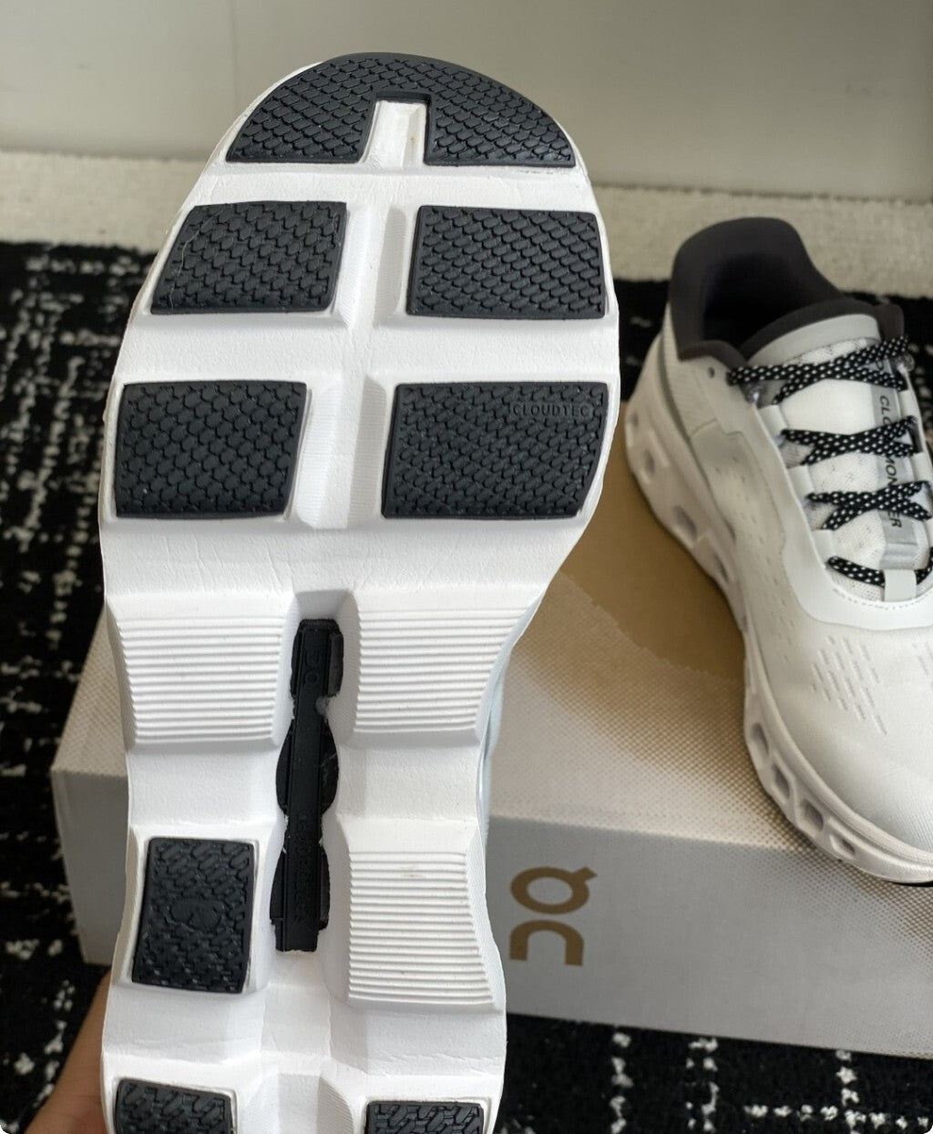 Tênis On Running Cloudmonster Branco/Preto