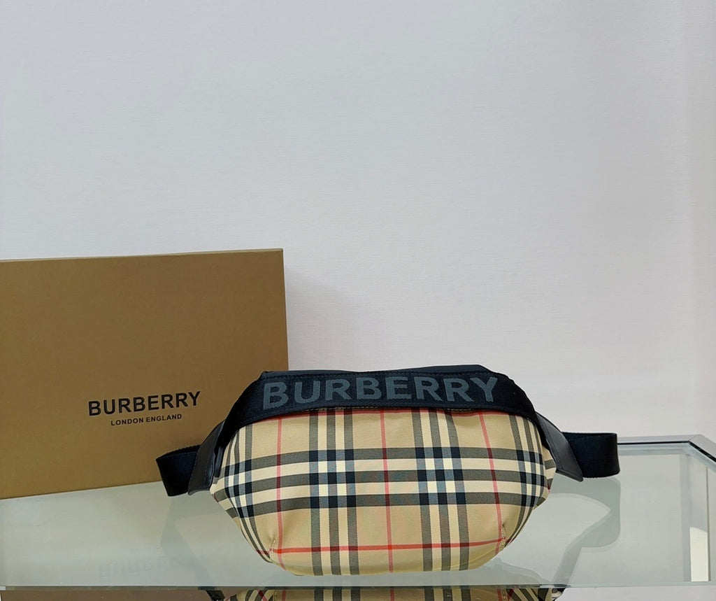 Pochete Burberry Sonny Xadrez 31x17CM