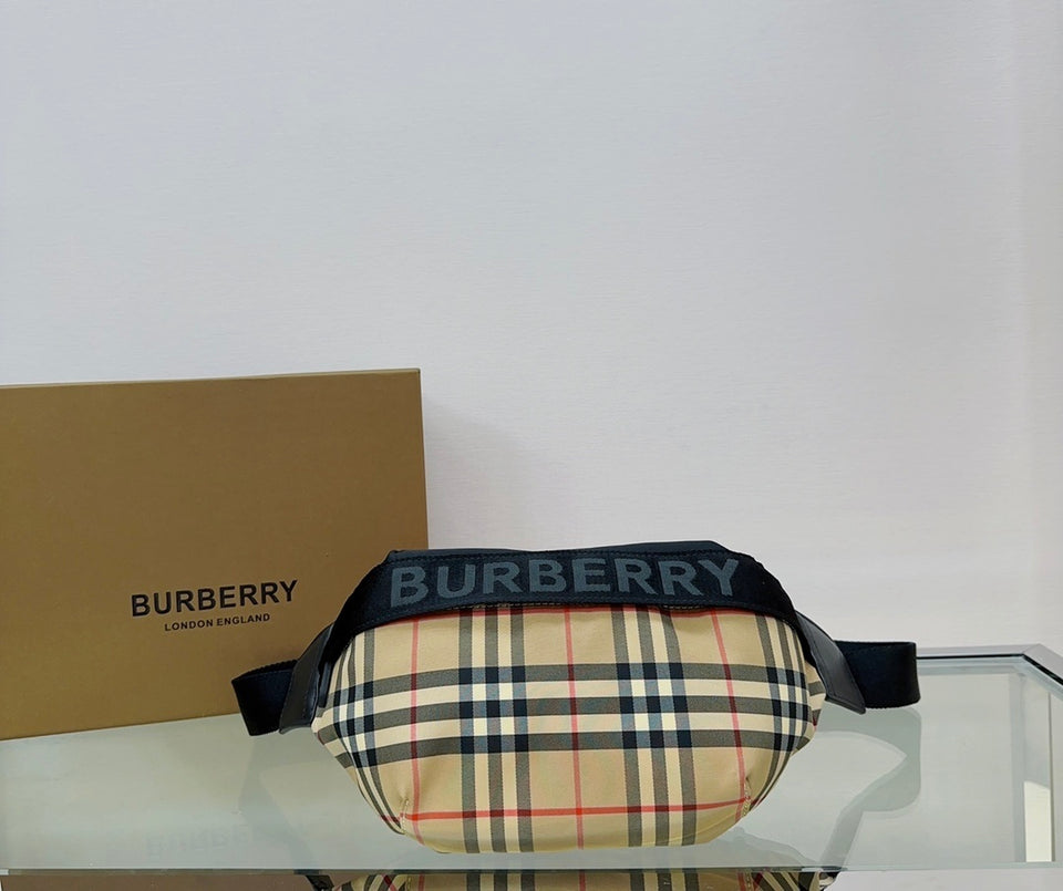 Pochete Burberry Sonny Xadrez 31x17CM