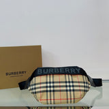 Pochete Burberry Sonny Xadrez 31x17CM
