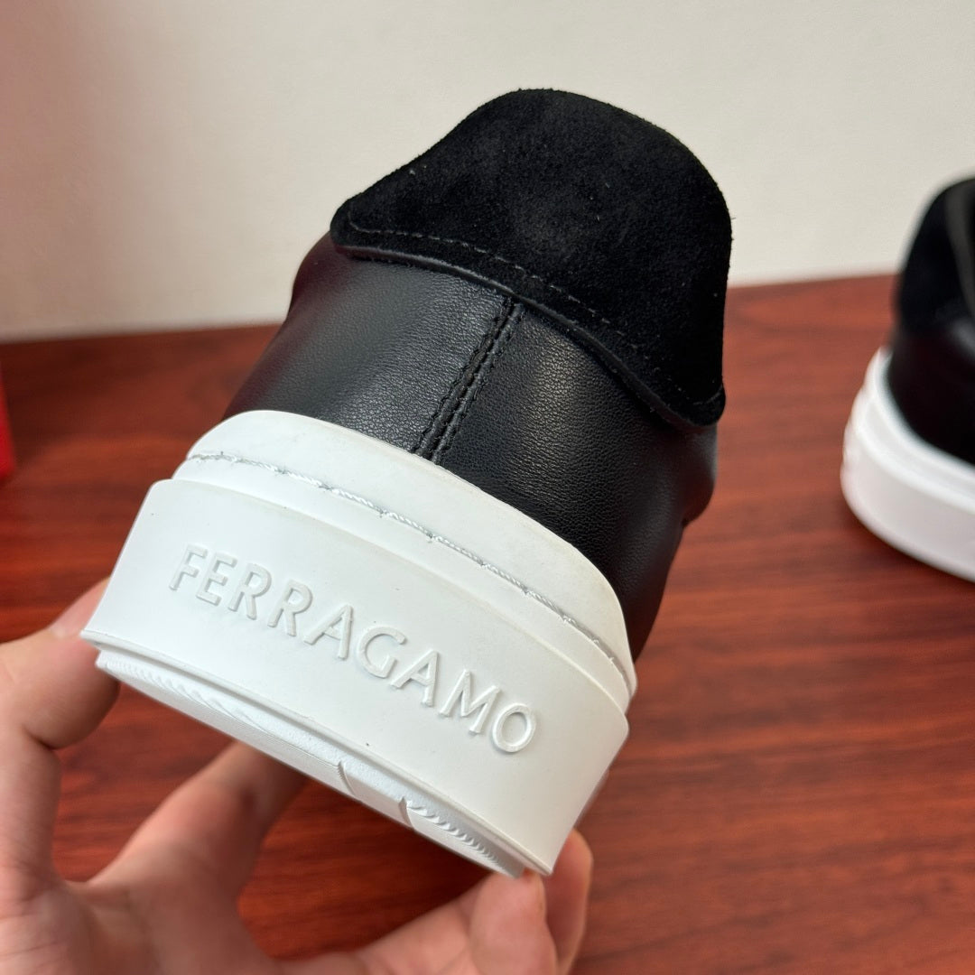 Tênis Ferragamo Gancini com detalhe em camurça Preto