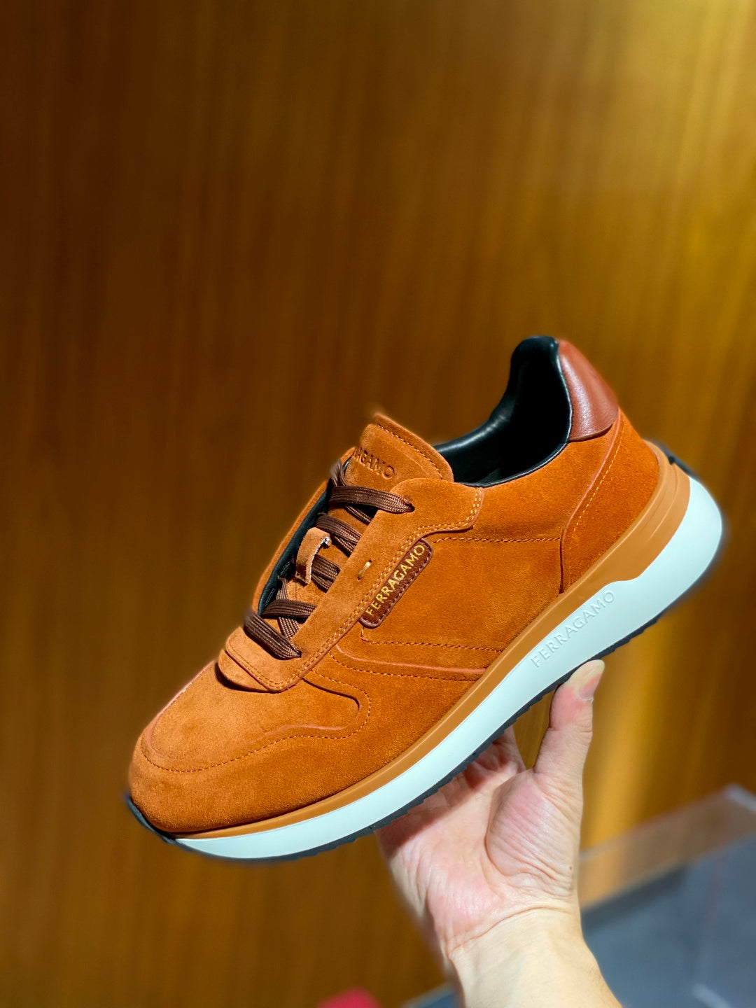 Tênis Ferragamo Gancini cano baixo em camurça Marrom