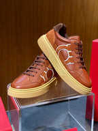 Tênis Ferragamo Gancini em couro Marrom