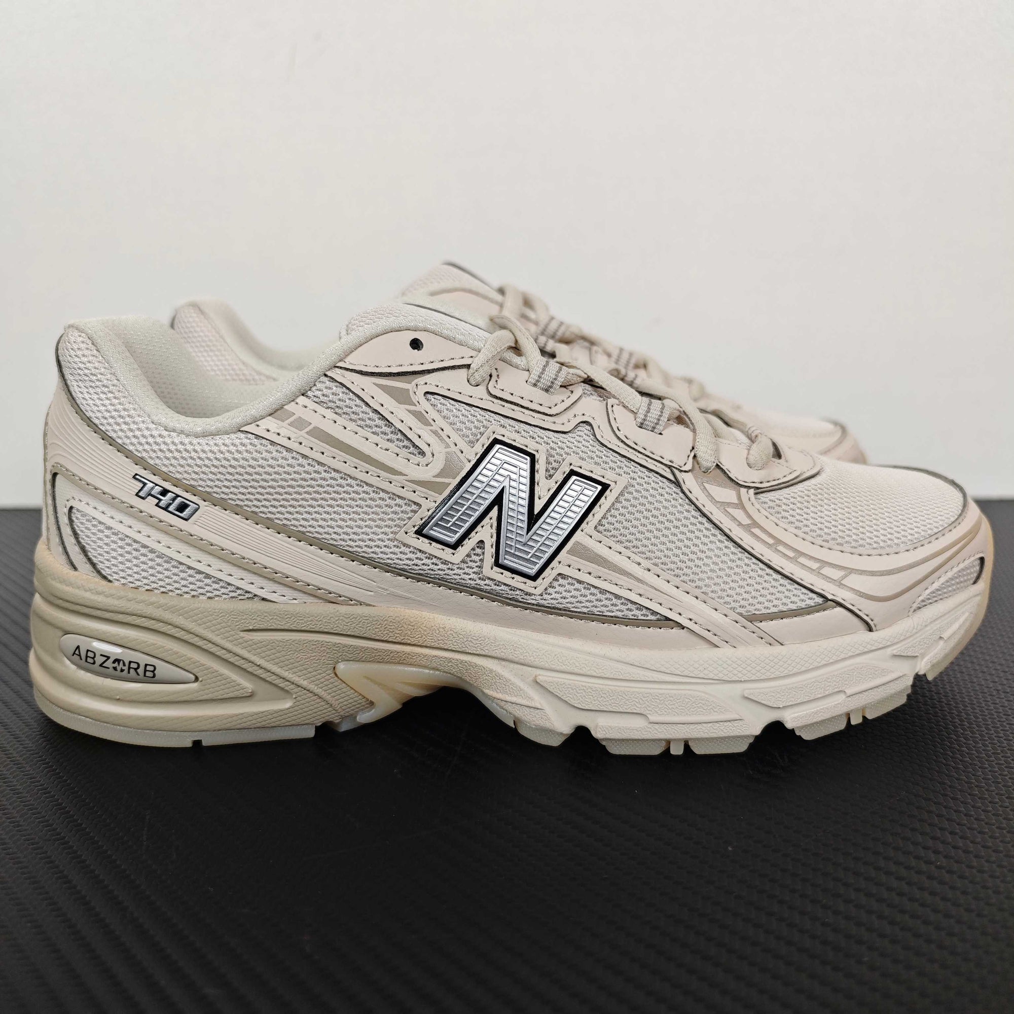 Tênis New Balance NB 740 bege