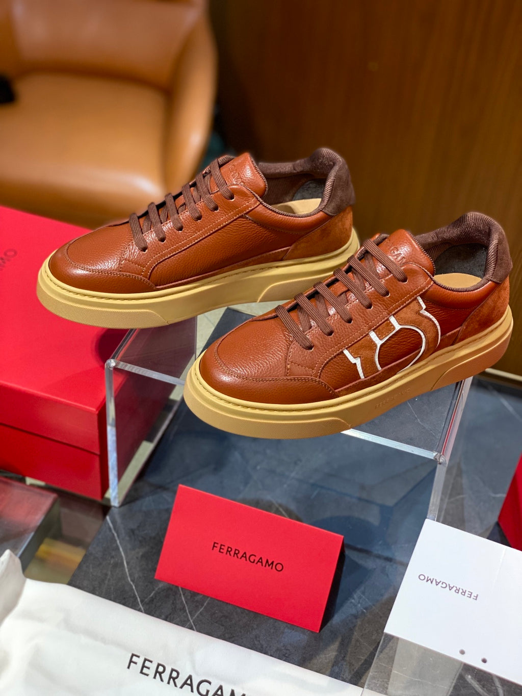 Tênis Ferragamo Gancini em couro Marrom