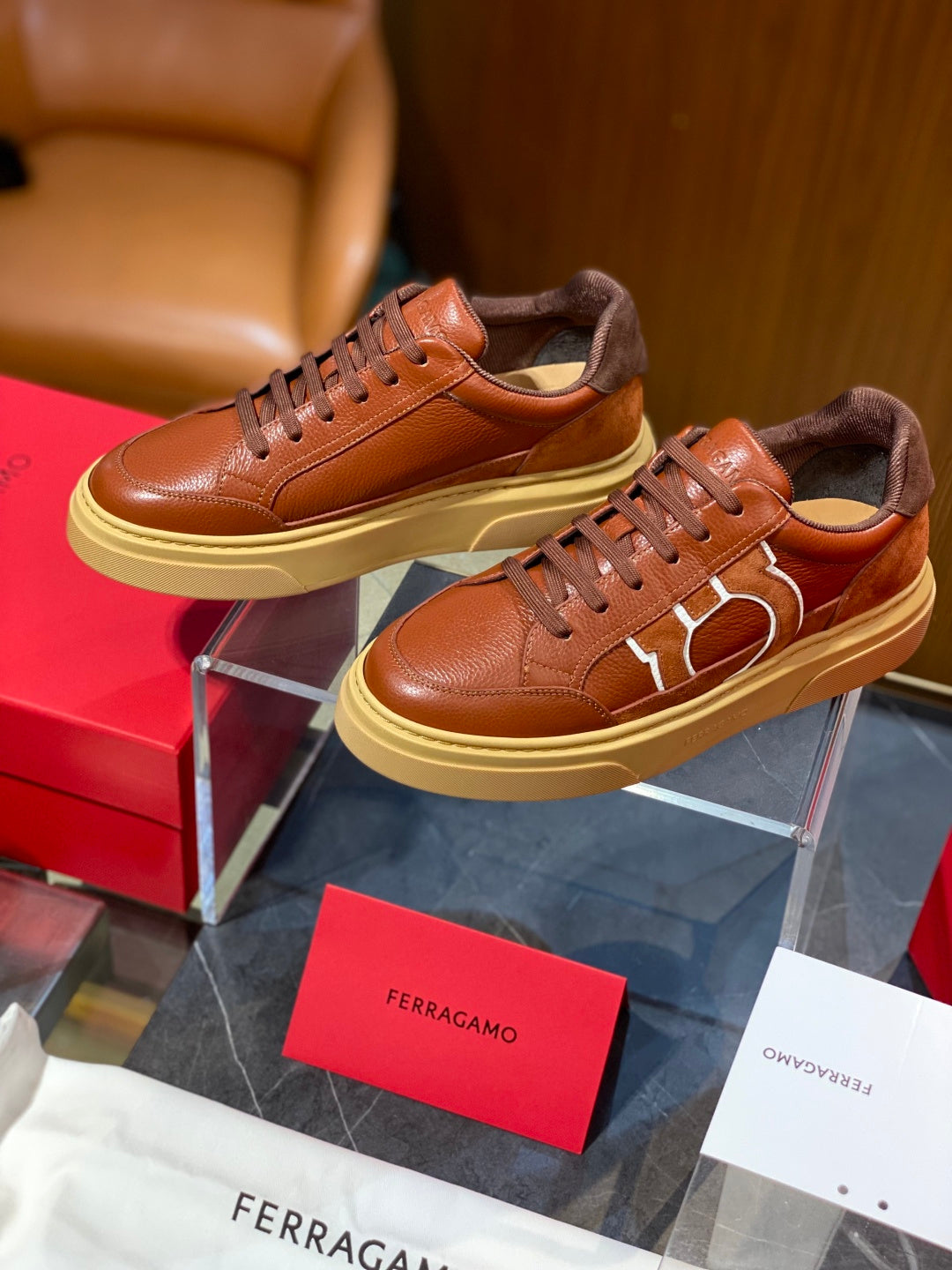 Tênis Ferragamo Gancini em couro Marrom
