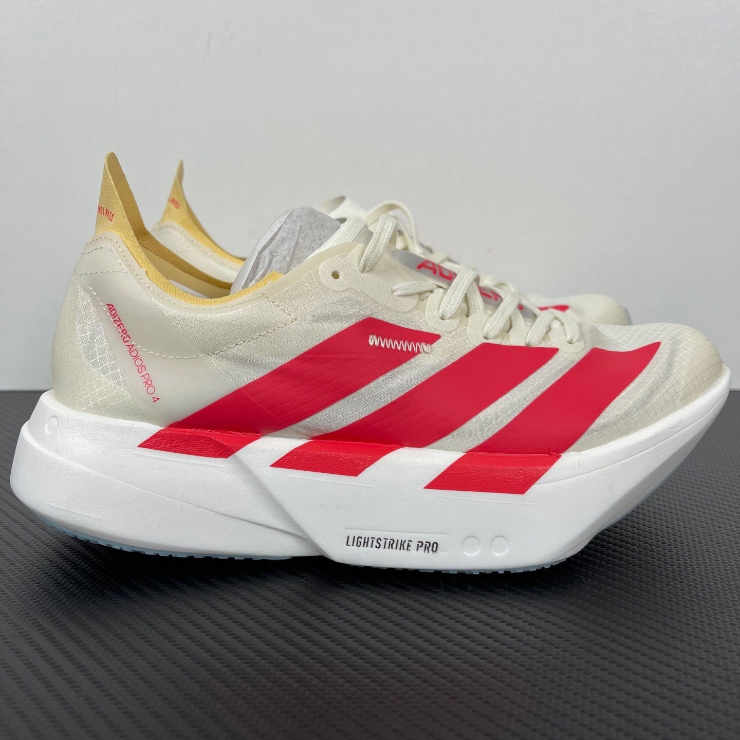 Adizero Adios Pro 4 dourado/vermelho
