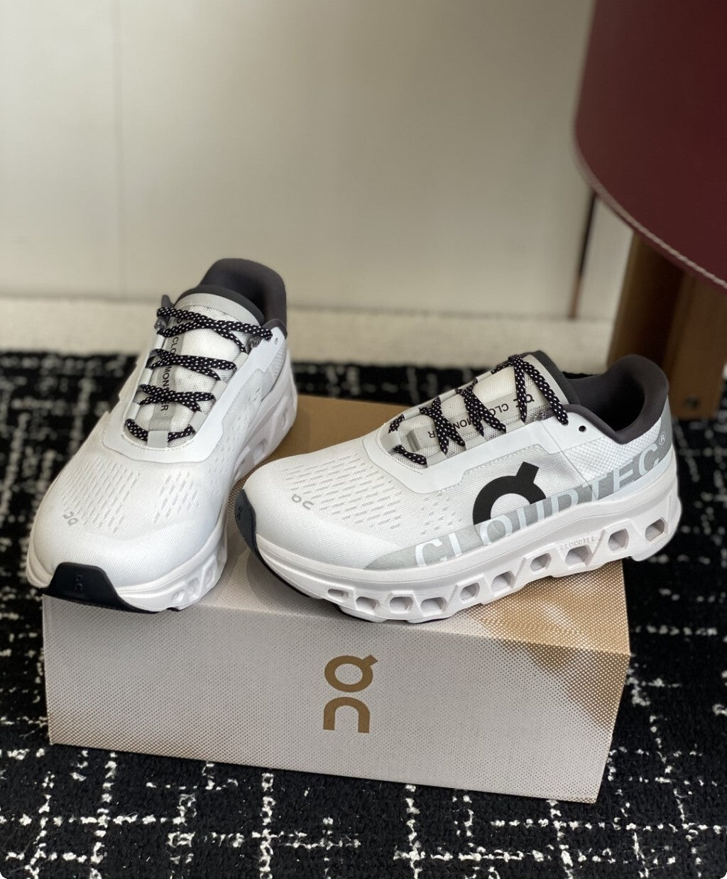 Tênis On Running Cloudmonster Branco/Preto