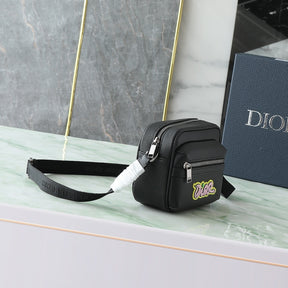 Pochete Dior x KAWS Mini Rider 2.0 Zipped Messenger Bag  18.5 x13.5 x7cm