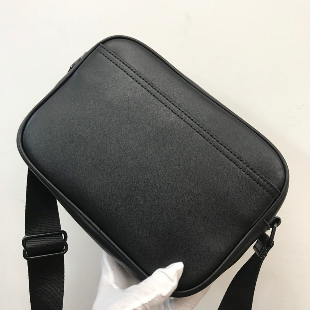 Bolsa Pochete Burberry em Couro Preta logo em relevo 23✖8✖15CM