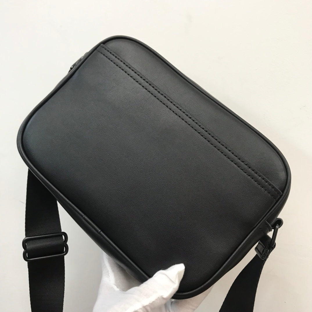 Bolsa Pochete Burberry em Couro Preta logo em relevo 23✖8✖15CM