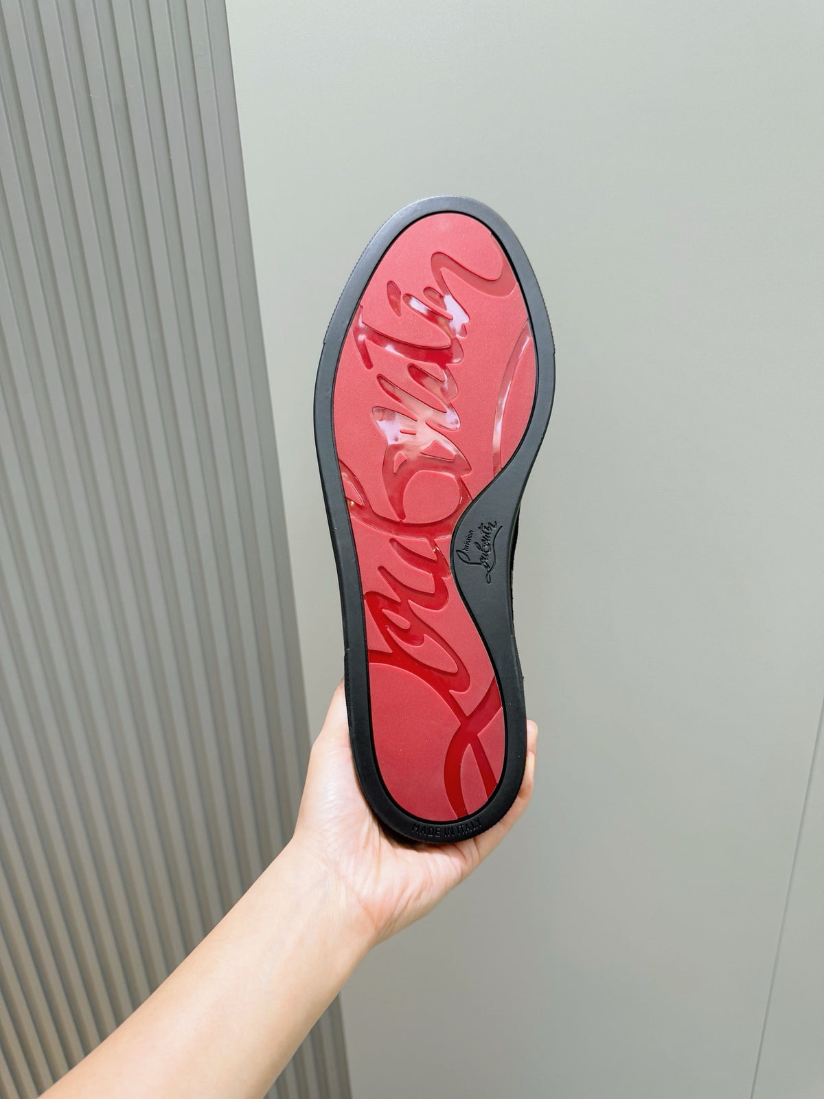 C. Louboutin Tênis Slip on de camurça preto