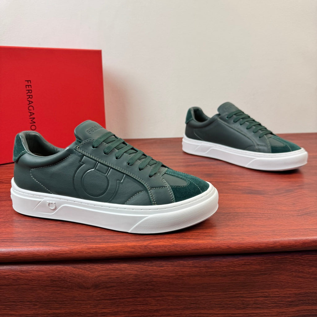 Tênis Ferragamo Gancini com detalhe em camurça Verde