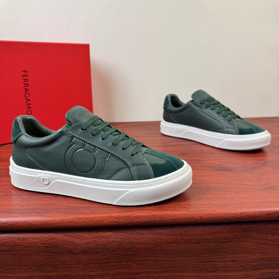 Tênis Ferragamo Gancini com detalhe em camurça Verde