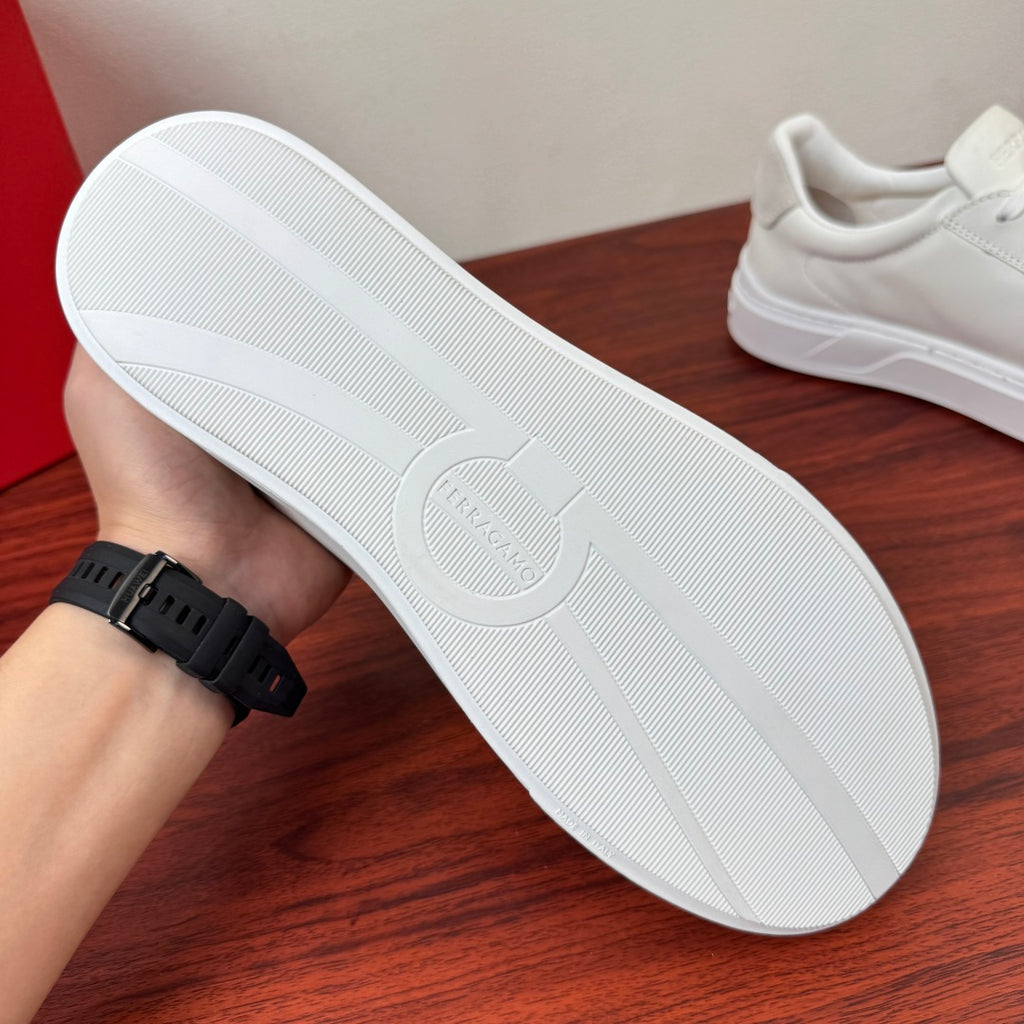 Tênis Ferragamo Gancini com detalhe em camurça Branco