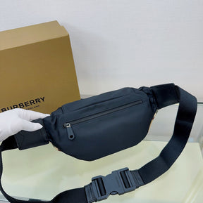 Pochete Burberry Sonny Xadrez 31x17CM