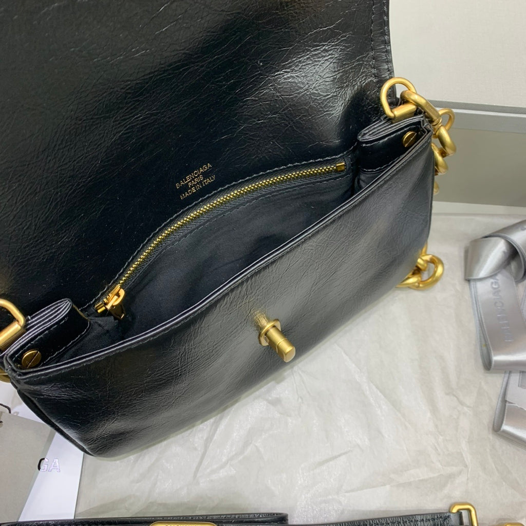 Bolsa Balenciaga BB Soft 23.5x14cm preta/dourada
