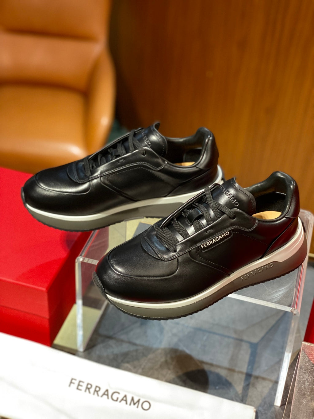 Tênis Ferragamo Gancini cano baixo couro preto
