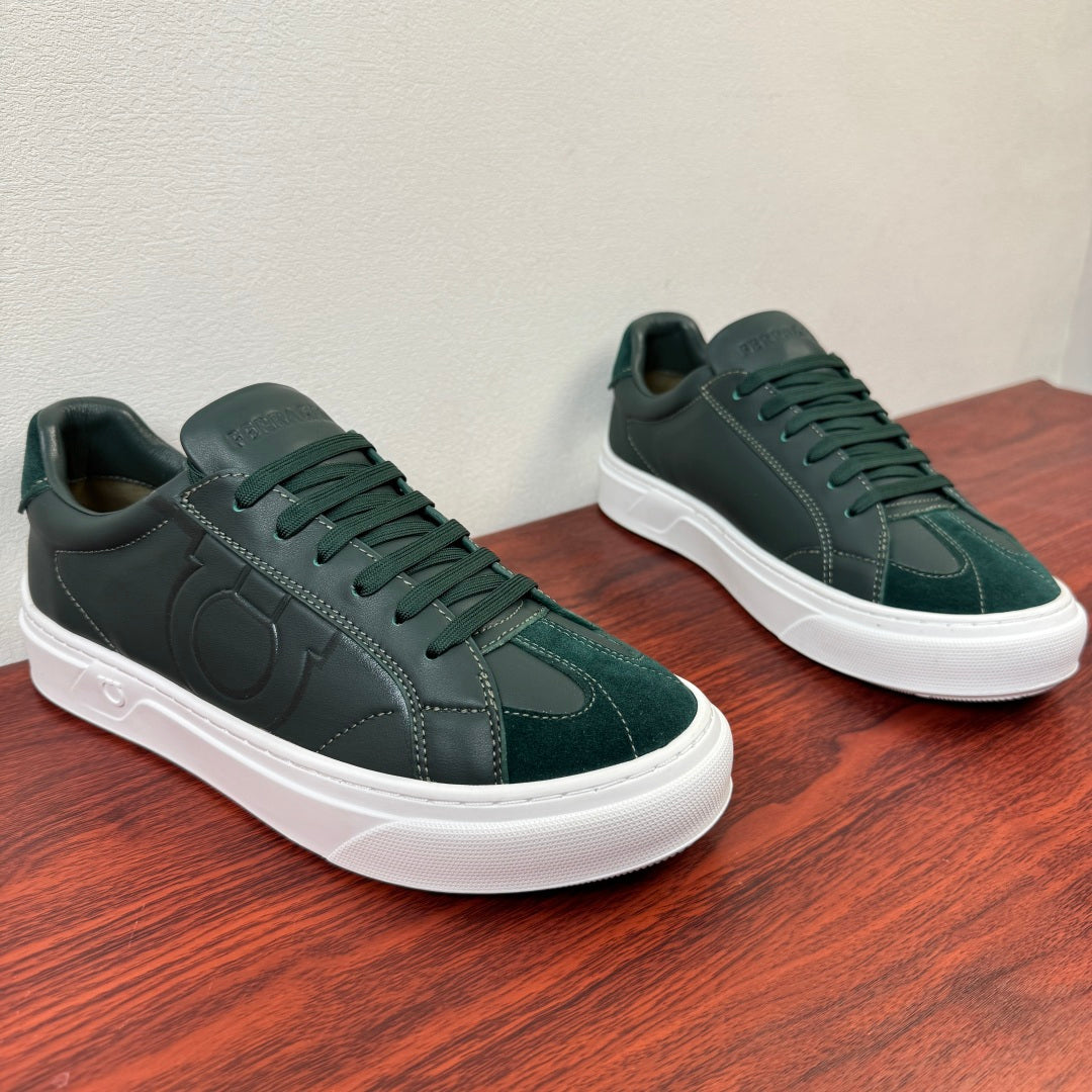 Tênis Ferragamo Gancini com detalhe em camurça Verde