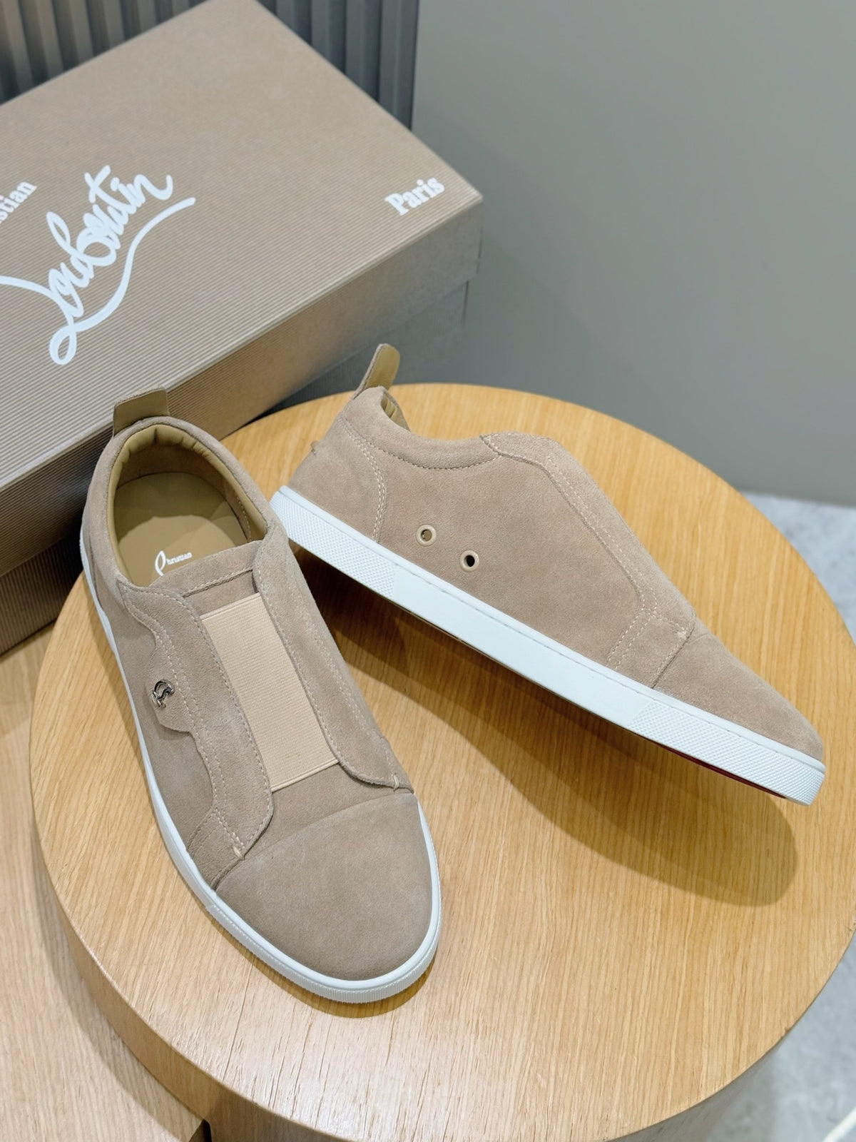 C. Louboutin Tênis Slip on de camurça bege